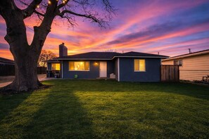 Exterior - Backyard Hangout w/Firepit, Games, and Putting Green/Pet Friendly/Boat Parking (Moses Lake)