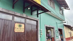 A building with a sign for 'Parque Hundido' and a visible storefront with items on display. - Downtown Apt / Walk to Main Square / Families & Groups (Zacatlán)