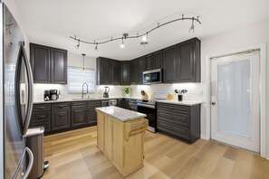 Fridge, microwave, oven, stovetop - Suncourt Retreat | Sports Court | Pool | Hot Tub (Bradenton)