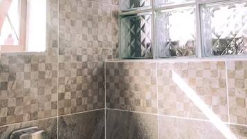 Haartrockner, Handtücher, Seife, Shampoo