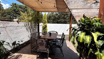 Cabaña familiar, patio, vista al jardín | Terraza o patio