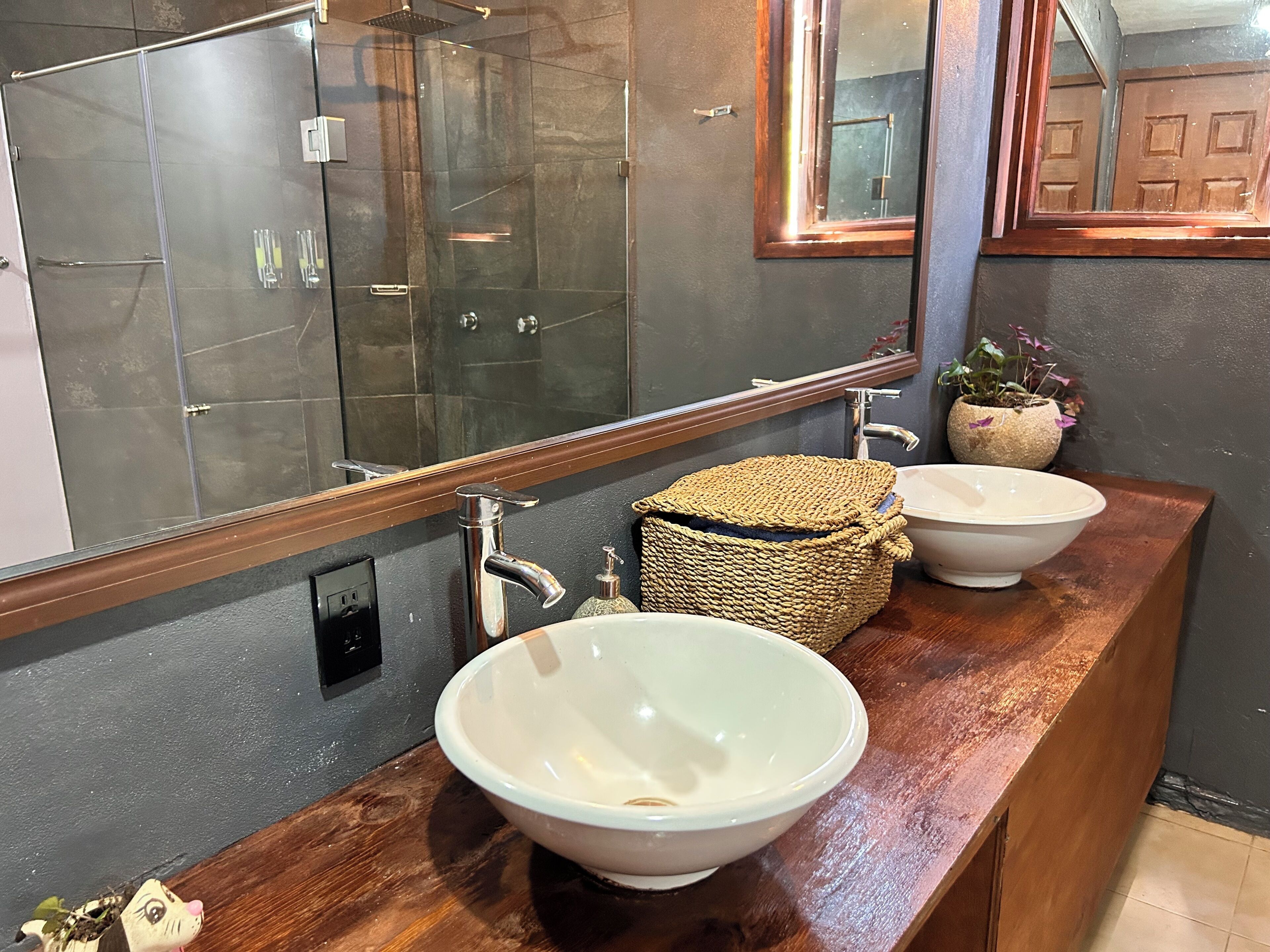 Cabaña familiar, patio, vista al jardín | Baño | Regadera, toallas, jabón, shampoo 