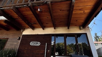 Vista frontal de la propiedad