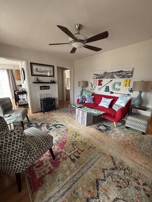 TV, books - Point Taken - 3BR River Cottage with Swim Beach (Colonial Beach)