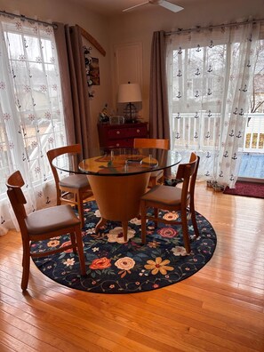 Dining - Point Taken - 3BR River Cottage with Swim Beach (Colonial Beach)