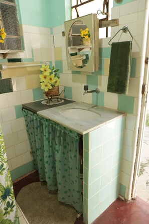 Shower, hair dryer, towels, soap - Colonial style house. (Rio de Janeiro)