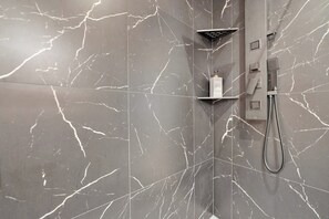 Dusche, Haartrockner, Handtücher, Seife