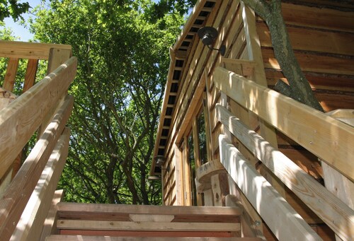 Beautiful handbuilt Treehouse sleeps 2-6