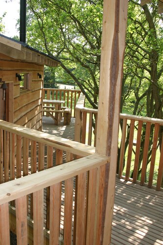 Beautiful handbuilt Treehouse sleeps 2-6