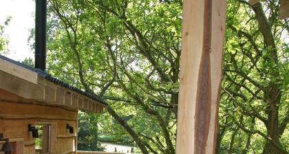Beautiful handbuilt Treehouse sleeps 2-6