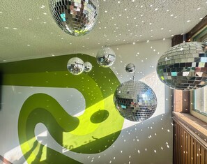 Interior - Shag Stay MHK – Ultimate 70s Dream Pad Retro Vibes + Modern Comfort Near Airport (Manhattan)