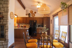 Dining - Shag House – Ultimate 70s Dream Pad Retro Vibes + Modern Comfort Near Airport (Manhattan)