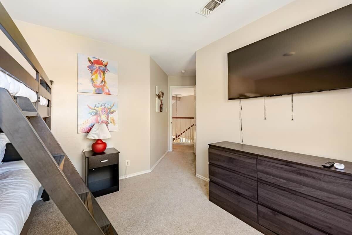 4 bedrooms, iron/ironing board, WiFi, bed sheets