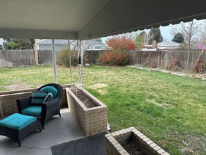 Terrace/patio - Spacious 5-bedroom House in Central Englewood with AC and Fenced Backyard (Englewood)