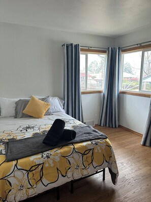 5 bedrooms, iron/ironing board, WiFi, bed sheets - Spacious 5-bedroom House in Central Englewood with AC and Fenced Backyard (Englewood)