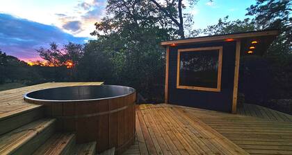 Glamping in Stunning Woods w/Hot Tub and Sauna! - Green Tent