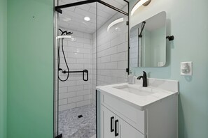 Shower, hair dryer, towels, shampoo - Sandy Toes Family Retreat (Jacksonville Beach)