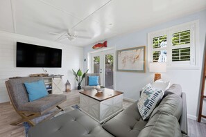 TV, offices - Sandy Toes Family Retreat (Jacksonville Beach)
