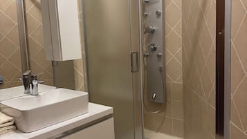 Secador de cabelo, toalhas de banho, sabonete, papel higiênico