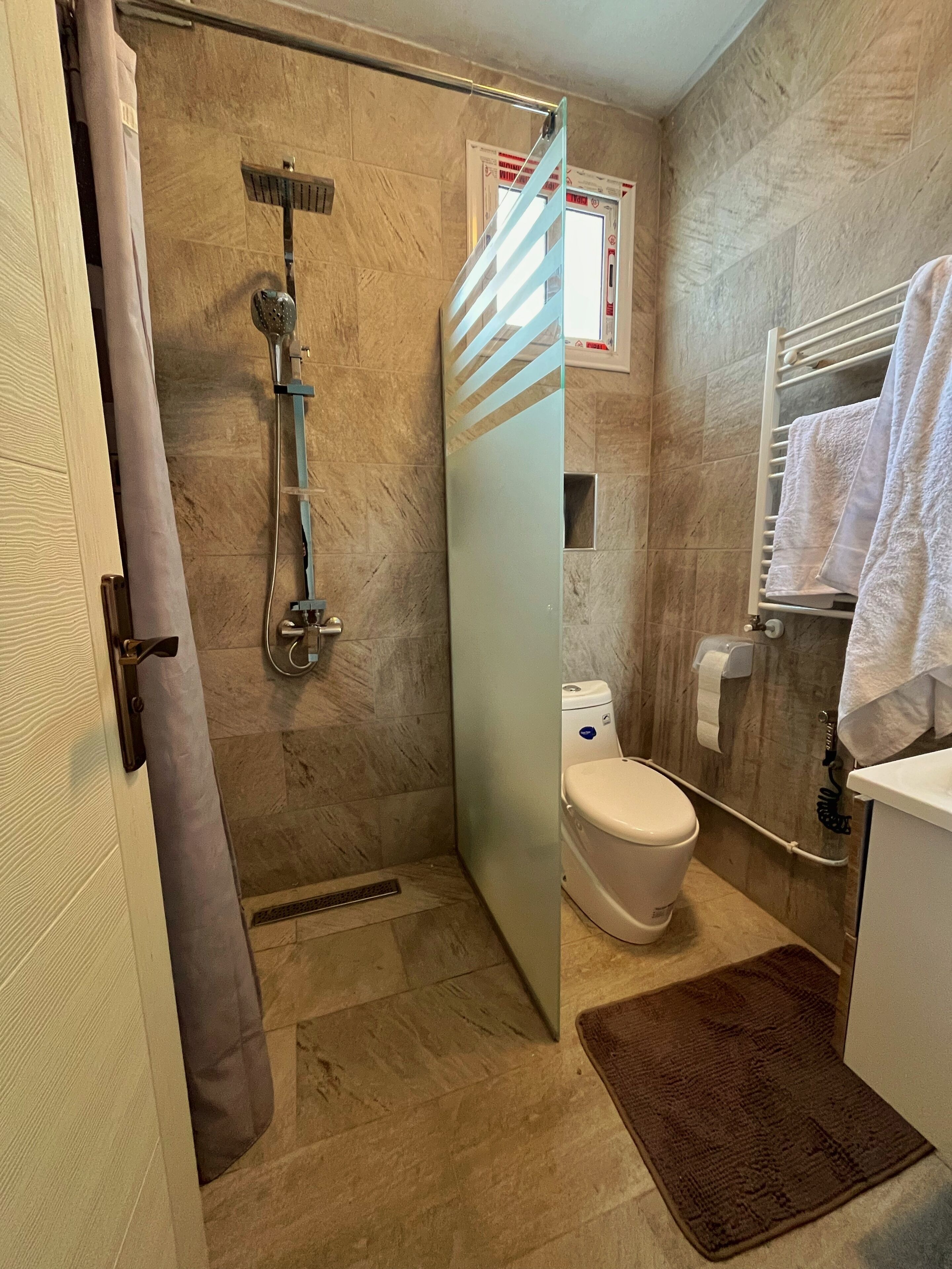 Douche, serviettes fournies, savon, papier toilette