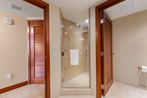 Shower, hair dryer, towels, shampoo - Hale Alani Resort-style Stay (Kapolei)