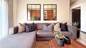 Smart TV - Charming 2-bed, 2-bath Indawo retreat in Waterfall (Midrand)