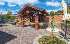 Outdoor dining - Awesome home in Karlovac (Karlovac)