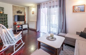 TV, fireplace - Awesome home in Karlovac (Karlovac)