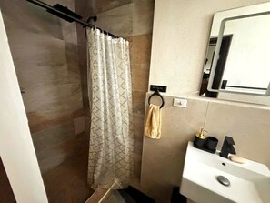Dusche, Handtücher, Seife, Toilettenpapier