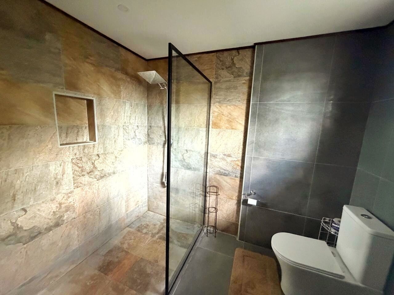 Dusche, Handtücher, Seife, Toilettenpapier