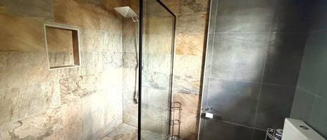 Dusche, Handtücher, Seife, Toilettenpapier