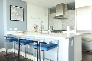 Private kitchen - Breathtaking views! Where Luxary meets comfort. 1-BR condo in charming Buckhead! (Atlanta)