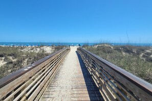 Beach - Fairway hideaway on the 7th hole, beach, bikes, smiles (Hilton Head Island)