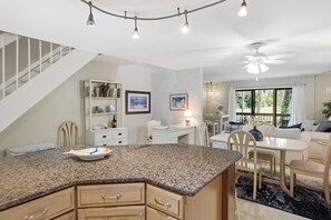 Interior - Fairway hideaway on the 7th hole, beach, bikes, smiles (Hilton Head Island)