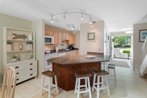 Private kitchen - Fairway hideaway on the 7th hole, beach, bikes, smiles (Hilton Head Island)