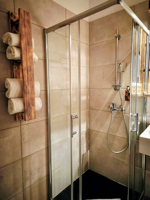 Secadora de cabello, toallas, papel de baño