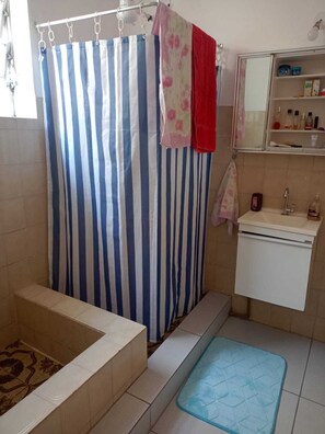 Haartrockner, Handtücher, Seife, Toilettenpapier