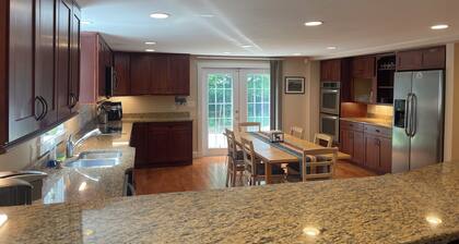 3 Living Rooms, 5BR,4BA,Big Kitchen, Meredith Area!Spacious group accommodations