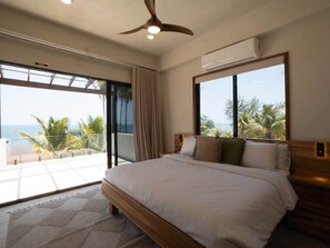 4 bedrooms, in-room safe, iron/ironing board, WiFi - Casa Sur – Oceanfront Villa (Placencia)