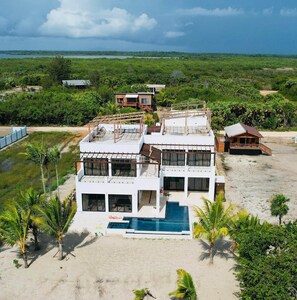 Exterior - Casa Sur – Oceanfront Villa (Placencia)