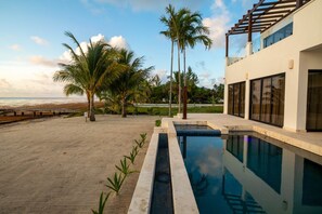 Pool - Casa Norte – Oceanfront Villa (Placencia)