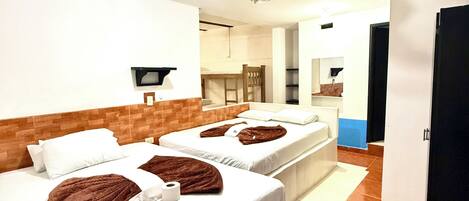 Habitación cuádruple familiar | Wifi gratis y ropa de cama