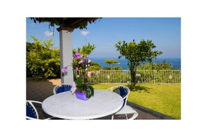 Outdoor dining - Vrbo Property (Casamicciola Terme)