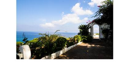 Villa la Prua: A Terrace by the Sea with Pool and Historic Charm