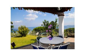 Outdoor dining - Vrbo Property (Casamicciola Terme)