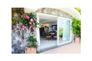 Outdoor dining - Villa la Prua: A Terrace by the Sea with Pool and Historic Charm (Casamicciola Terme)