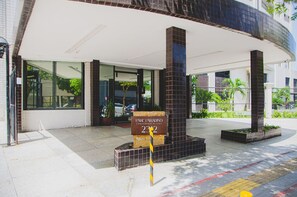 Ein moderner Gebäudeeingang mit einem Schild, das 'Parc Paradiso Condominium Residencial 2322' anzeigt.