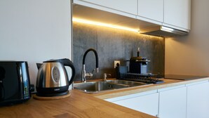 コーヒー / ティーメーカー、冷蔵庫、電子レンジ、オーブン