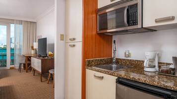 Cafetera y tetera, refrigerador, microondas y tostadora