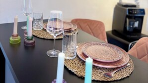 A dining table with glassware, candles, and woven placemats. - Vacation apartment Seelenglück with garden 🪴🦮 (Bad Harzburg)